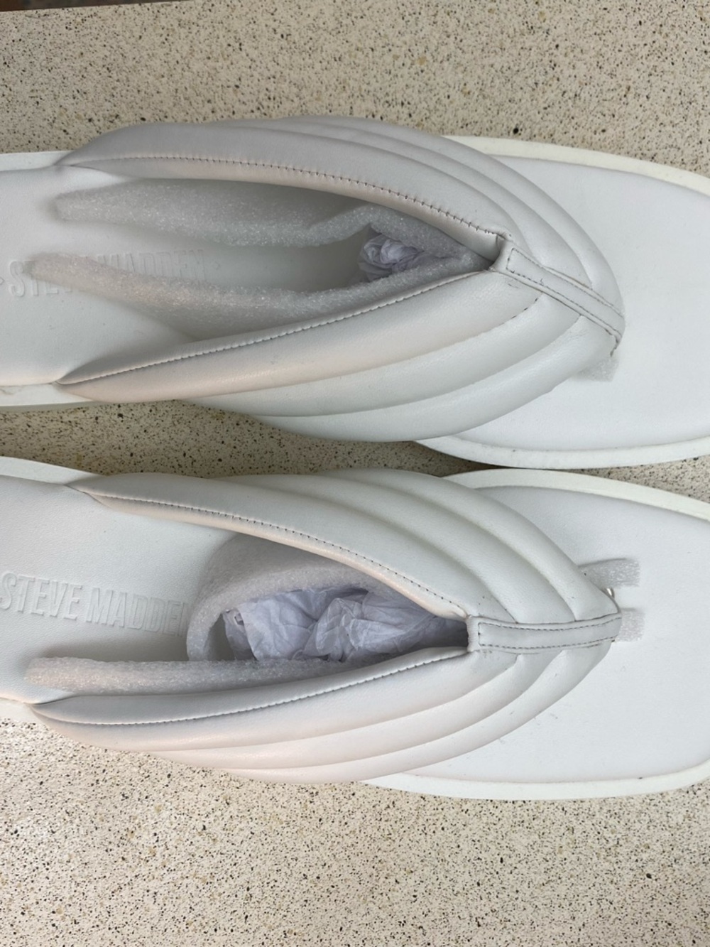 Steve Madden White Padded Thong Sandals. Women’s 9.5 - Picture 2 of 7